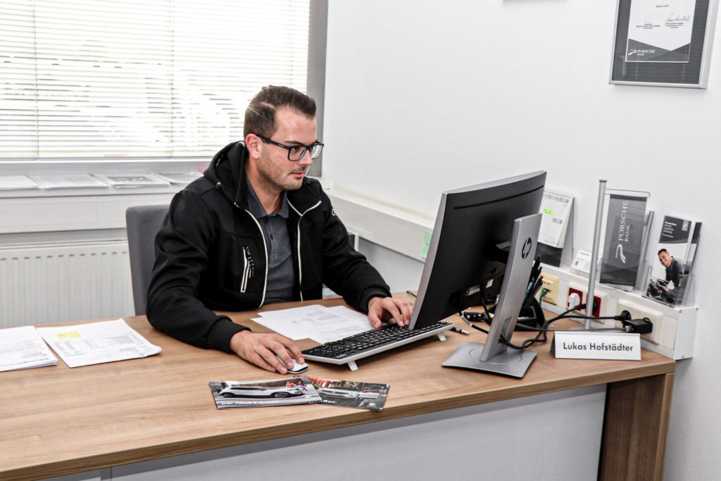 Mitarbeiter im Büro Autohaus Ebner Harteberg