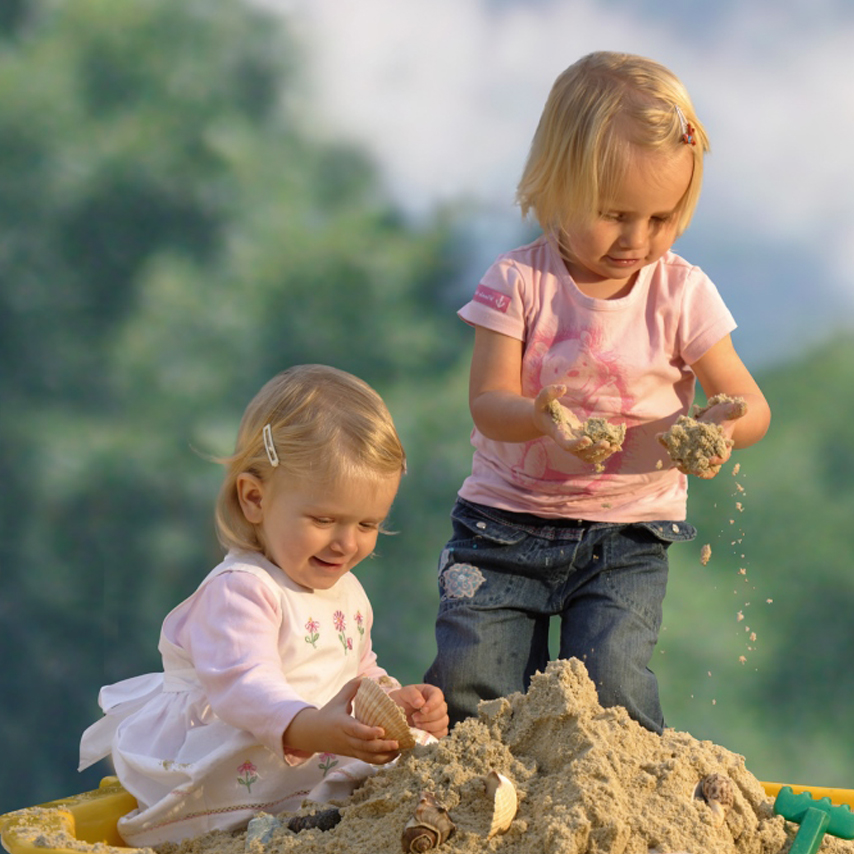 Kinder beim Sandspielen Scherf GmbH